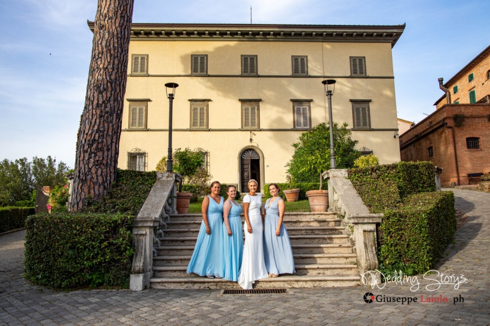 ancient-villa-tuscany-for-weddings-bride-and-bridesmaids