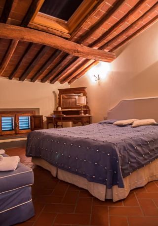 bedroom, country-style apartment, Tuscany