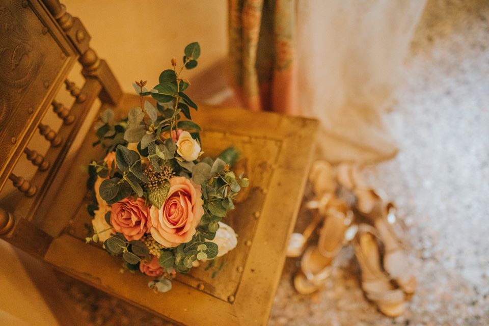 bridal-bouquet-wedding-day-old-villa-tuscany