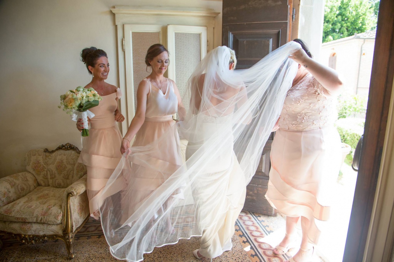 bride and bridesmaids getting ready for the wedding ceremony villa tusccany