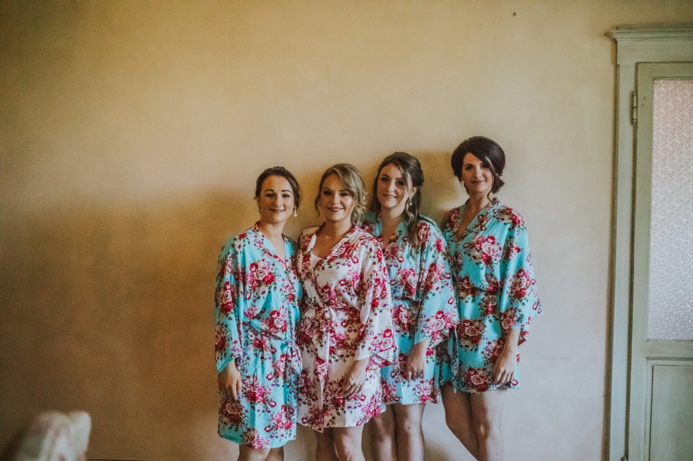 bride-and-bridesmaids-getting-ready-in-an-ancient-villa-tuscany