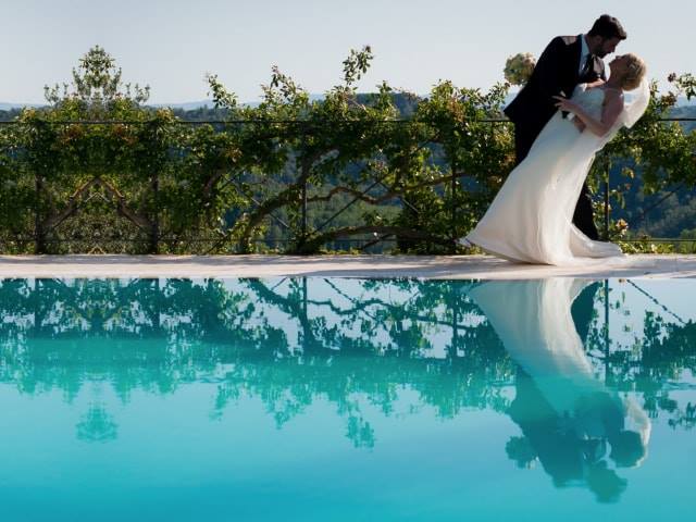 couple-by-the-pool-wedding-villa-bucciano-tuscany