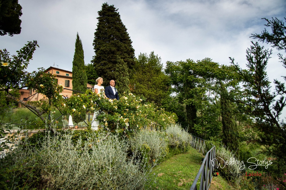 bride-and-groom-garden-villa-in-tuscany-wedding-day