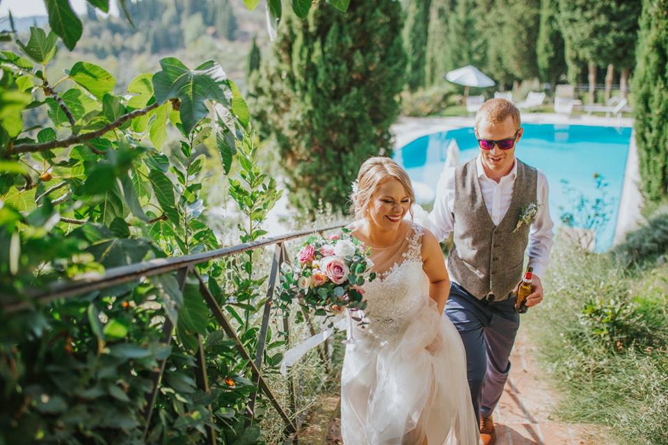 bride-and-groom-in-a-wedding-villa-with-swimming-pool-tuscany