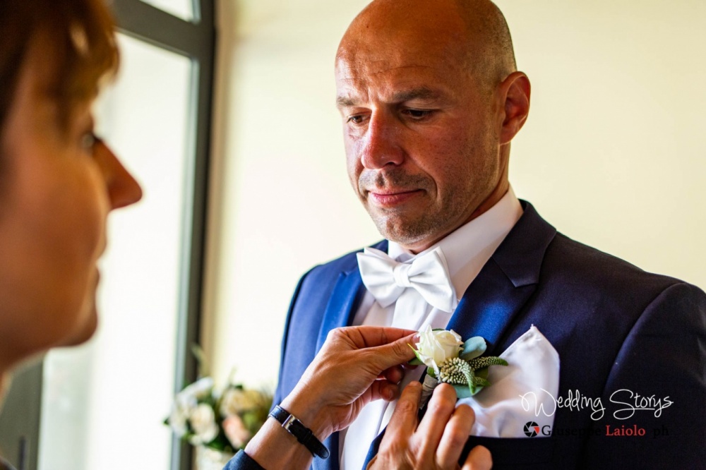 groom-getting-ready-villa-in-tuscany