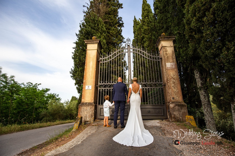 main-entrance-gate-wedding-villa-tuscany