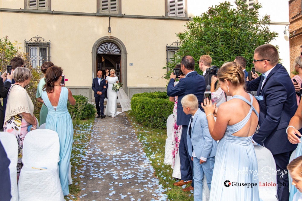 symbolic-wedding-ceremony-garden-villa-tuscany