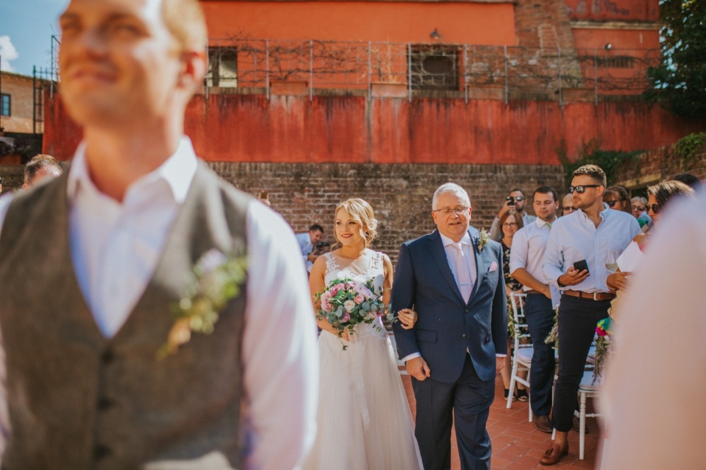 symbolic-wedding-ceremony-piazza-villa-tuscany