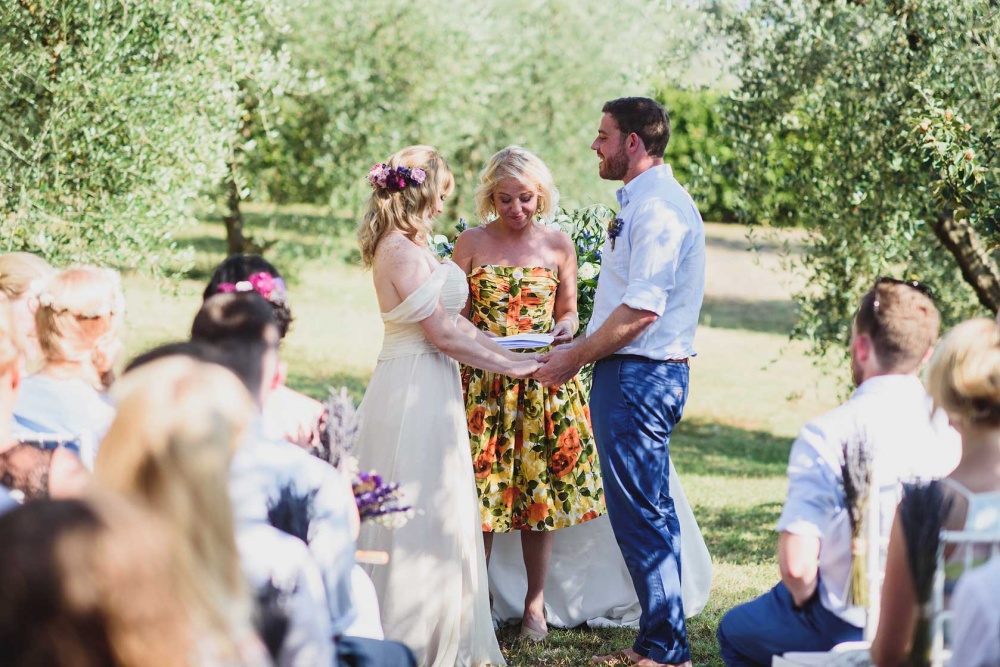 small-wedding-ceremony-and-reception-in-tuscany-countryside