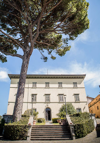 Villa in Tuscany, main entrance of Villa Bucciano 